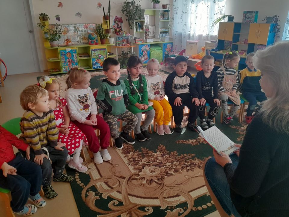 Читаем вместе. Сотрудники детской библиотеки-филиала провели для воспитанников ГКДОУ «Детский сад № 5 "Ладушки» г. о. Дебальцево» очередные громкие чтения "Читаем вместе» Читаем вместе. Сотрудники детской библиотеки-филиала провели для воспитанников ГКДОУ «Детский сад № 5 "Ладушки» г. о. Дебальцево» очередные громкие чтения "Читаем вместе»