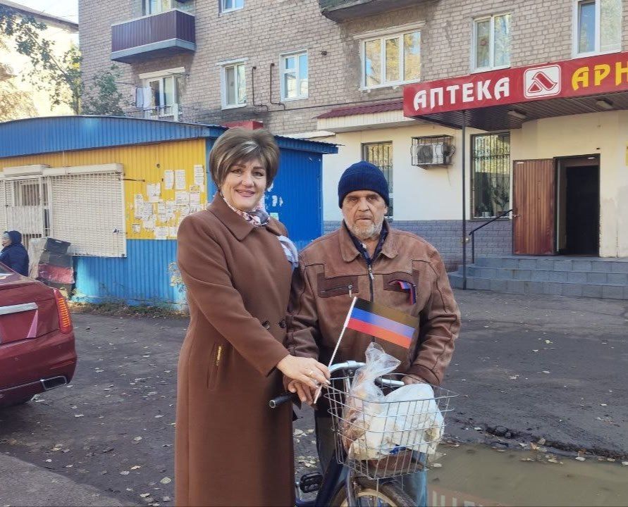 Иван Приходько: В Калининском внутригородском районе города Горловка прошла акция по раздаче праздничной атрибутики Иван Приходько: В Калининском внутригородском районе города Горловка прошла акция по раздаче праздничной атрибутики