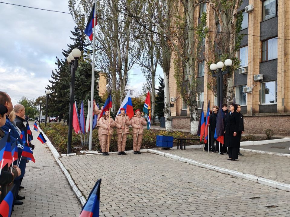 В Тореза состоялась церемония поднятия флага ДНР В Тореза состоялась церемония поднятия флага ДНР