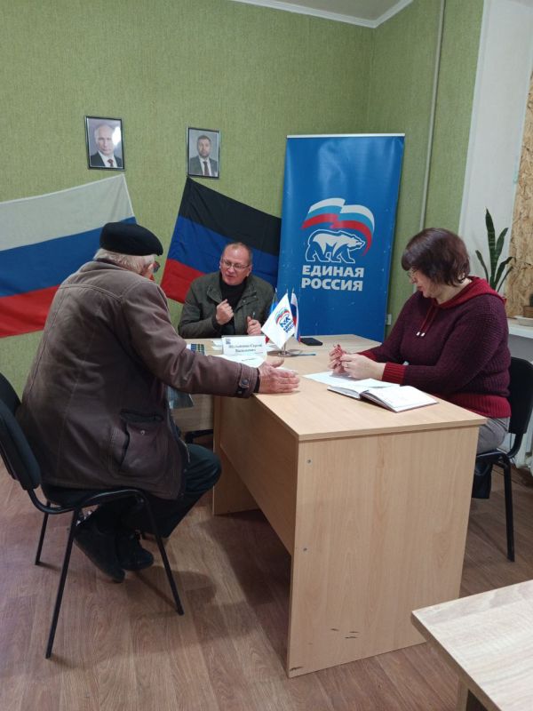 Председатель Дебальцевского городского совета Донецкой Народной Республики Шульженко Сергей Васильевич провел личный прием граждан в общественной приемной Всероссийской политической партии «Единая Россия» Председатель Дебальцевского городского совета Донецкой Народной Республики Шульженко Сергей Васильевич провел личный прием граждан в общественной приемной Всероссийской политической партии «Единая Россия»