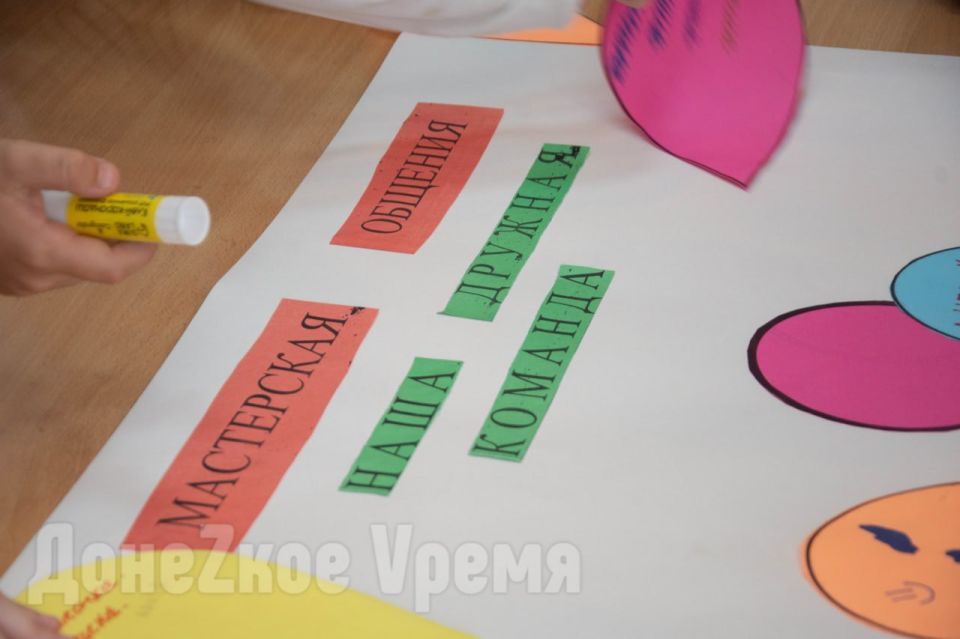 Театр как терапия: во Дворце творчества Донецка помогают детям военнослужащих раскрыть таланты Театр как терапия: во Дворце творчества Донецка помогают детям военнослужащих раскрыть таланты