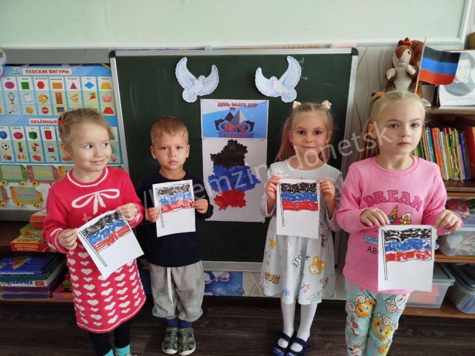 Накануне Дня флага Донецкой Народной Республики в Донецке прошли культурно-просветительские мероприятия с участием юных Дончан Накануне Дня флага Донецкой Народной Республики в Донецке прошли культурно-просветительские мероприятия с участием юных Дончан