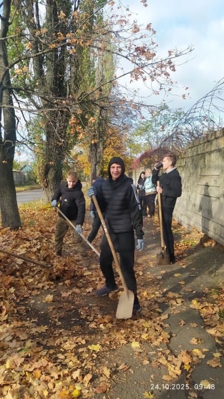 Вместе делаем мир вокруг лучше! В нашем колледже прошёл субботник Студенты и преподаватели объединились, чтобы навести порядок на подшефной территории и подарить ей ухоженный вид Вместе делаем мир вокруг лучше! В нашем колледже прошёл субботник Студенты и преподаватели объединились, чтобы навести порядок на подшефной территории и подарить ей ухоженный вид