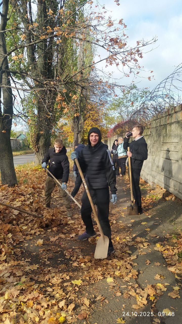 Вместе делаем мир вокруг лучше! В нашем колледже прошёл субботник Студенты и преподаватели объединились, чтобы навести порядок на подшефной территории и подарить ей ухоженный вид Вместе делаем мир вокруг лучше! В нашем колледже прошёл субботник Студенты и преподаватели объединились, чтобы навести порядок на подшефной территории и подарить ей ухоженный вид