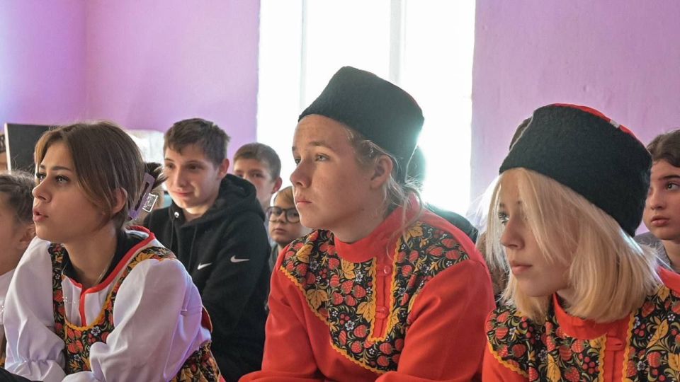 Показали знания. В преддверии праздника сектор молодёжной политики отдела молодёжи, спорта и туризма Администрации Старобешевского муниципального округа провёл в ГБОУ «Придорожненская школа Старобешевского м.о.» викторину ко... Показали знания. В преддверии праздника сектор молодёжной политики отдела молодёжи, спорта и туризма Администрации Старобешевского муниципального округа провёл в ГБОУ «Придорожненская школа Старобешевского м.о.» викторину ко...