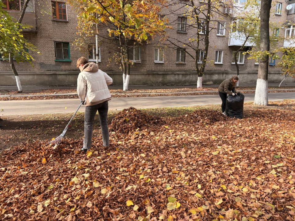 Сегодня активисты местного отделения Партии «ЕДИНАЯ РОССИЯ» вместе с сотрудниками администрации Ясиноватского муниципального округа провели субботник на бульваре Ленина — одной из центральных общественных зон города Сегодня активисты местного отделения Партии «ЕДИНАЯ РОССИЯ» вместе с сотрудниками администрации Ясиноватского муниципального округа провели субботник на бульваре Ленина — одной из центральных общественных зон города
