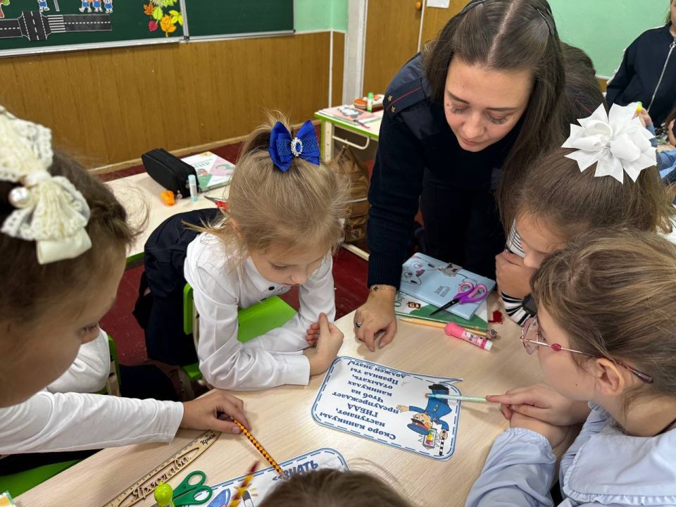 Сотрудники ГИБДД встретились со школьниками в Енакиево Сотрудники ГИБДД встретились со школьниками в Енакиево