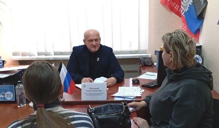 ПРИЕМ ГРАЖДАН. Депутаты Донецкого городского совета Рифат Грачев, Евгений Куглер, Владимир Мозговой, Эдуард Момот и Татьяна Шаповал пообщались с дончанами в рамках приёма граждан ПРИЕМ ГРАЖДАН. Депутаты Донецкого городского совета Рифат Грачев, Евгений Куглер, Владимир Мозговой, Эдуард Момот и Татьяна Шаповал пообщались с дончанами в рамках приёма граждан