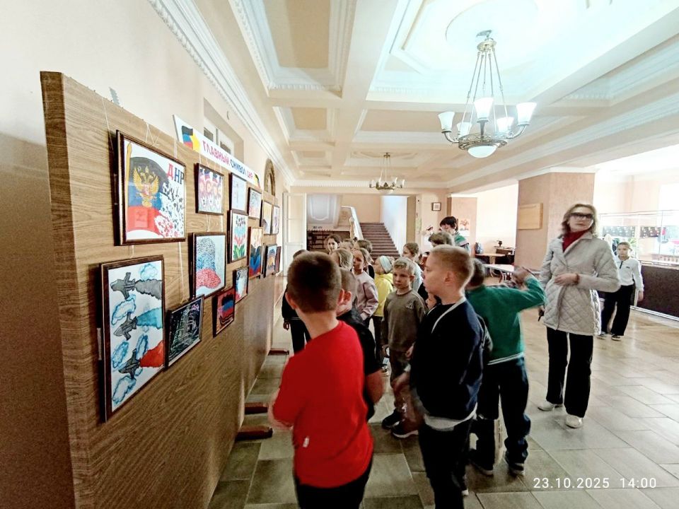 Николай Михайлов: В городе Комсомольское прошла выставка детских работ «Донбасса главный триколор» Николай Михайлов: В городе Комсомольское прошла выставка детских работ «Донбасса главный триколор»