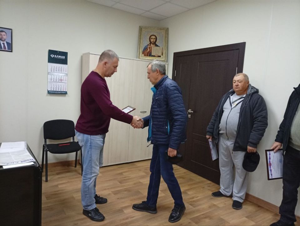 В преддверии Дня работника автомобильного и городского пассажирского транспорта, Заместитель главы администрации Волновахского муниципального округа Олег Сидоренко вручил благодарности работникам транспорта и дорожного... В преддверии Дня работника автомобильного и городского пассажирского транспорта, Заместитель главы администрации Волновахского муниципального округа Олег Сидоренко вручил благодарности работникам транспорта и дорожного...