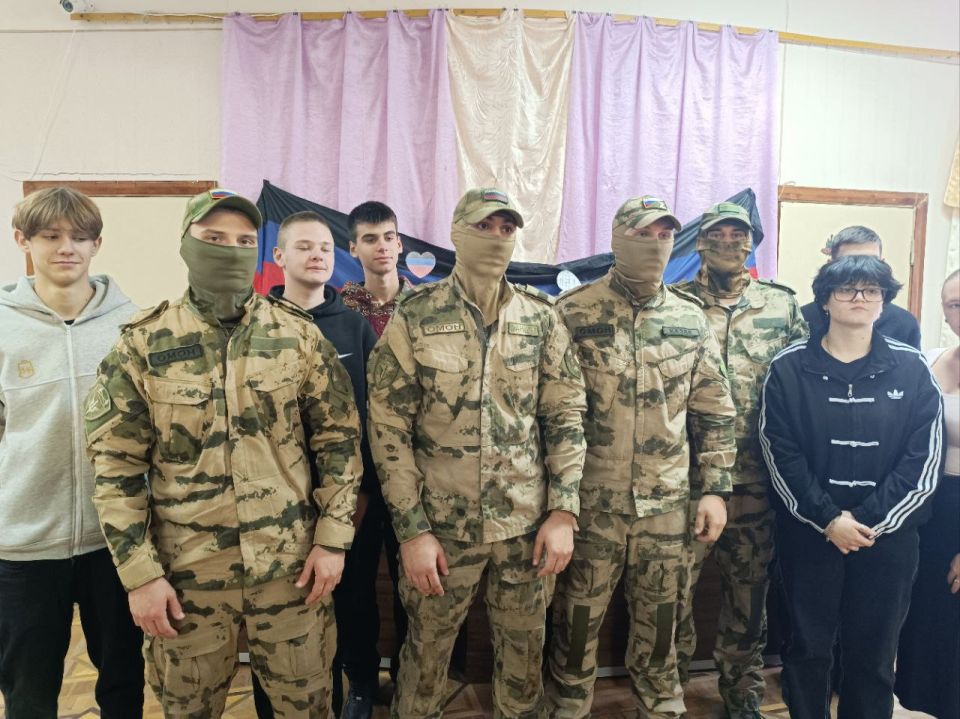 Денис Зубов: И гордо реет триколор. Сегодня, 24 октября 2025 года, ко Дню Государственного флага Донецкой Народной Республики, в МБУ «Музей истории городского округа Иловайск» прошла встреча участников СВО с учащимися СШ №12... Денис Зубов: И гордо реет триколор. Сегодня, 24 октября 2025 года, ко Дню Государственного флага Донецкой Народной Республики, в МБУ «Музей истории городского округа Иловайск» прошла встреча участников СВО с учащимися СШ №12...