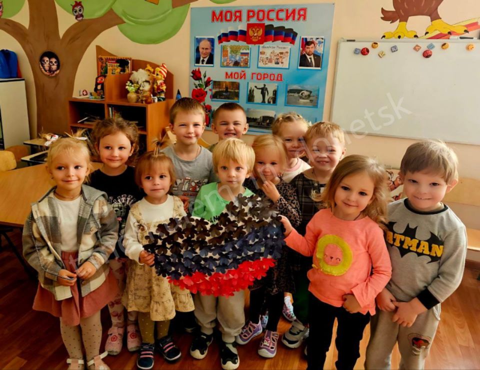 Накануне Дня флага Донецкой Народной Республики в Донецке прошли культурно-просветительские мероприятия с участием юных Дончан Накануне Дня флага Донецкой Народной Республики в Донецке прошли культурно-просветительские мероприятия с участием юных Дончан