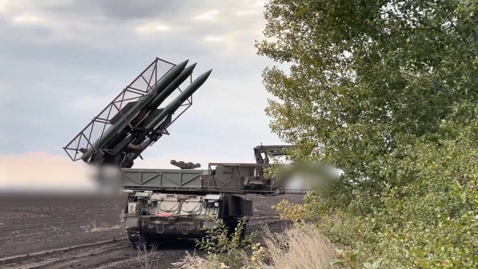 Пуско-заряжающая установка 9А316 из состава ЗРК 9К317 «Бук-М2» группировки войск «Центр» на Покровском (Красноармейском) направлении Пуско-заряжающая установка 9А316 из состава ЗРК 9К317 «Бук-М2» группировки войск «Центр» на Покровском (Красноармейском) направлении