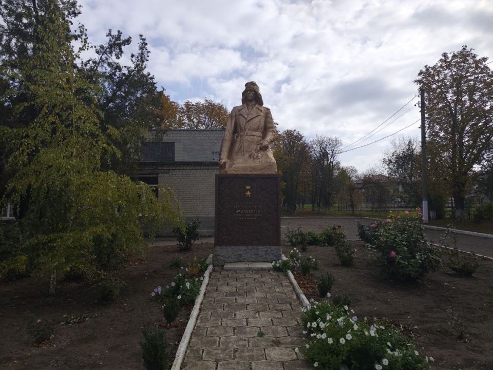 На территории Володарского муниципального округа расположены более сорока братских могил и памятников установленные в честь воинов и односельчан погибших в Великой Отечественной войне 1941-1945 годы На территории Володарского муниципального округа расположены более сорока братских могил и памятников установленные в честь воинов и односельчан погибших в Великой Отечественной войне 1941-1945 годы