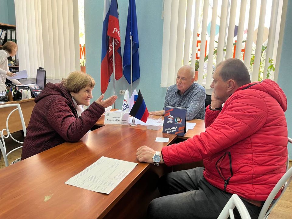 Сегодня заместитель главы Администрации муниципального образования городского округа Харцызск Владимир Панченко провел прием граждан в общественной приемной партии «Единая Россия» Сегодня заместитель главы Администрации муниципального образования городского округа Харцызск Владимир Панченко провел прием граждан в общественной приемной партии «Единая Россия»