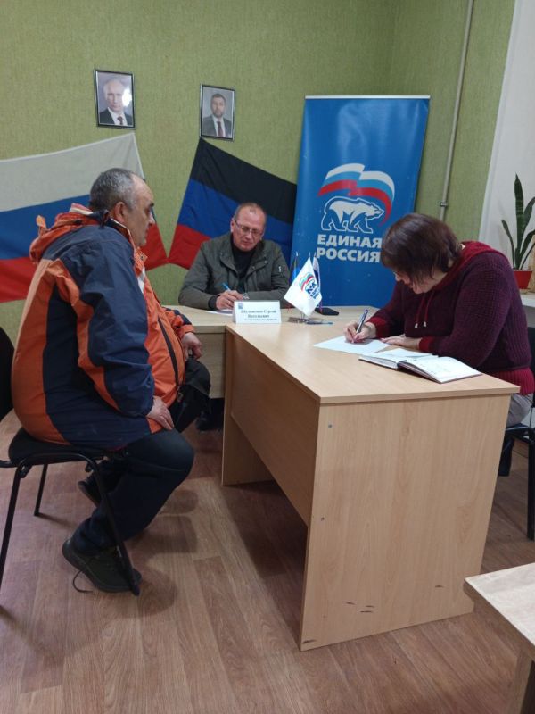Председатель Дебальцевского городского совета Донецкой Народной Республики Шульженко Сергей Васильевич провел личный прием граждан в общественной приемной Всероссийской политической партии «Единая Россия» Председатель Дебальцевского городского совета Донецкой Народной Республики Шульженко Сергей Васильевич провел личный прием граждан в общественной приемной Всероссийской политической партии «Единая Россия»
