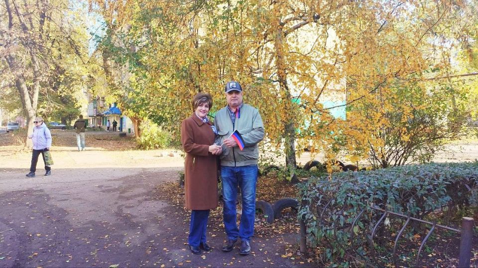 Иван Приходько: В Калининском внутригородском районе города Горловка прошла акция по раздаче праздничной атрибутики Иван Приходько: В Калининском внутригородском районе города Горловка прошла акция по раздаче праздничной атрибутики
