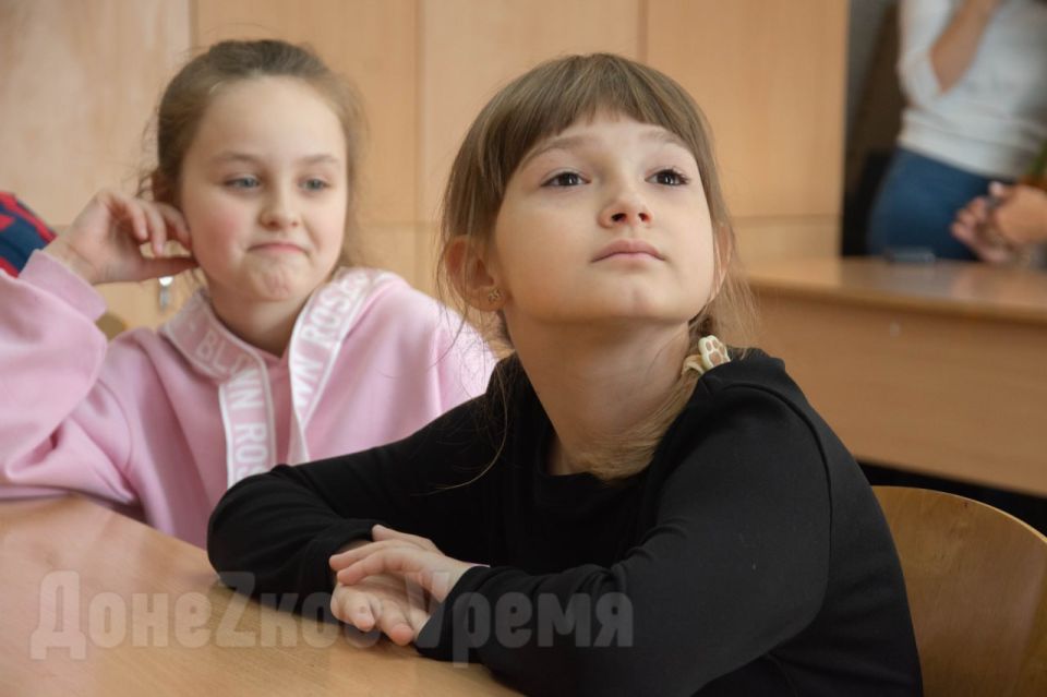 Театр как терапия: во Дворце творчества Донецка помогают детям военнослужащих раскрыть таланты Театр как терапия: во Дворце творчества Донецка помогают детям военнослужащих раскрыть таланты