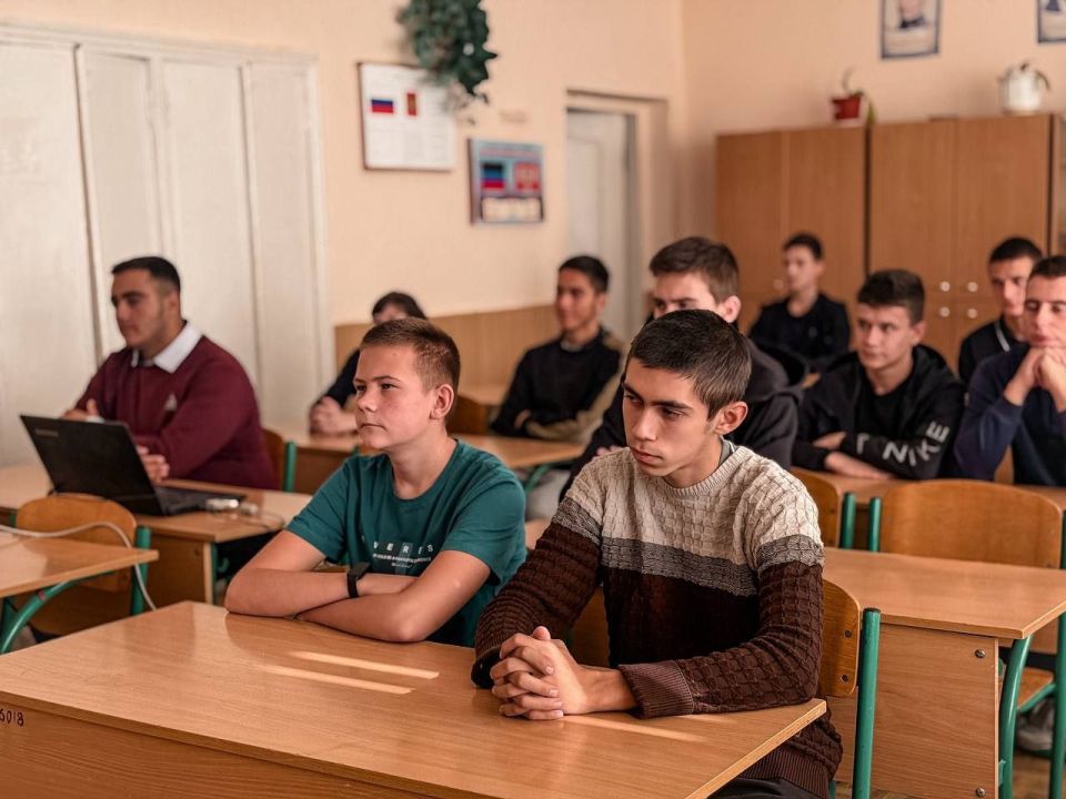 Строим будущее вместе!. Сектор молодежной политики отдела молодежи, спорта и туризма Администрации Старобешевского муниципального округа провел для учащихся ГБОУ «Стыльская школа Старобешевского м.о.» диалог на равных в... Строим будущее вместе!. Сектор молодежной политики отдела молодежи, спорта и туризма Администрации Старобешевского муниципального округа провел для учащихся ГБОУ «Стыльская школа Старобешевского м.о.» диалог на равных в...