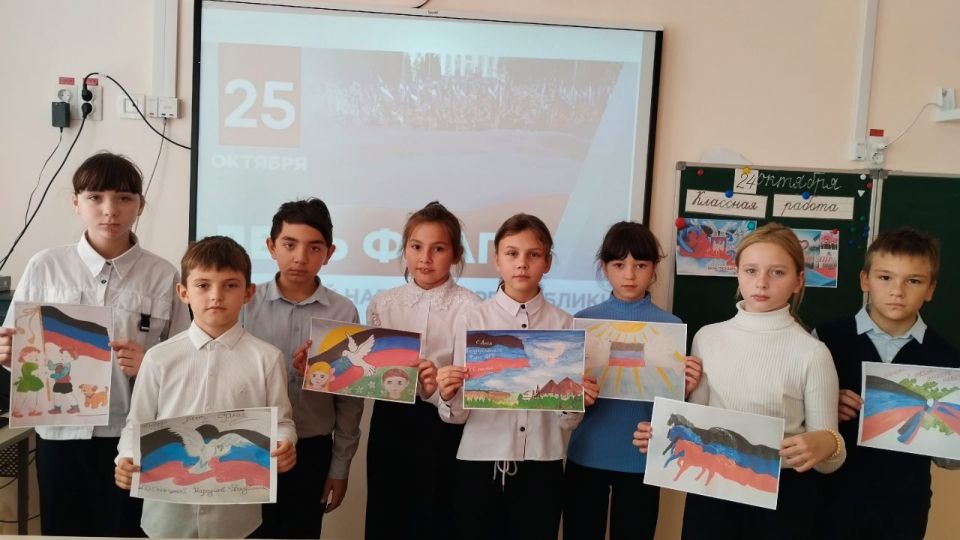 "ФЛАГ - НАША ГОРДОСТЬ". 24 октября в ГБОУ "Школа №2 г.о. Дебальцево" прошли особенные классные часы "ФЛАГ - НАША ГОРДОСТЬ". 24 октября в ГБОУ "Школа №2 г.о. Дебальцево" прошли особенные классные часы
