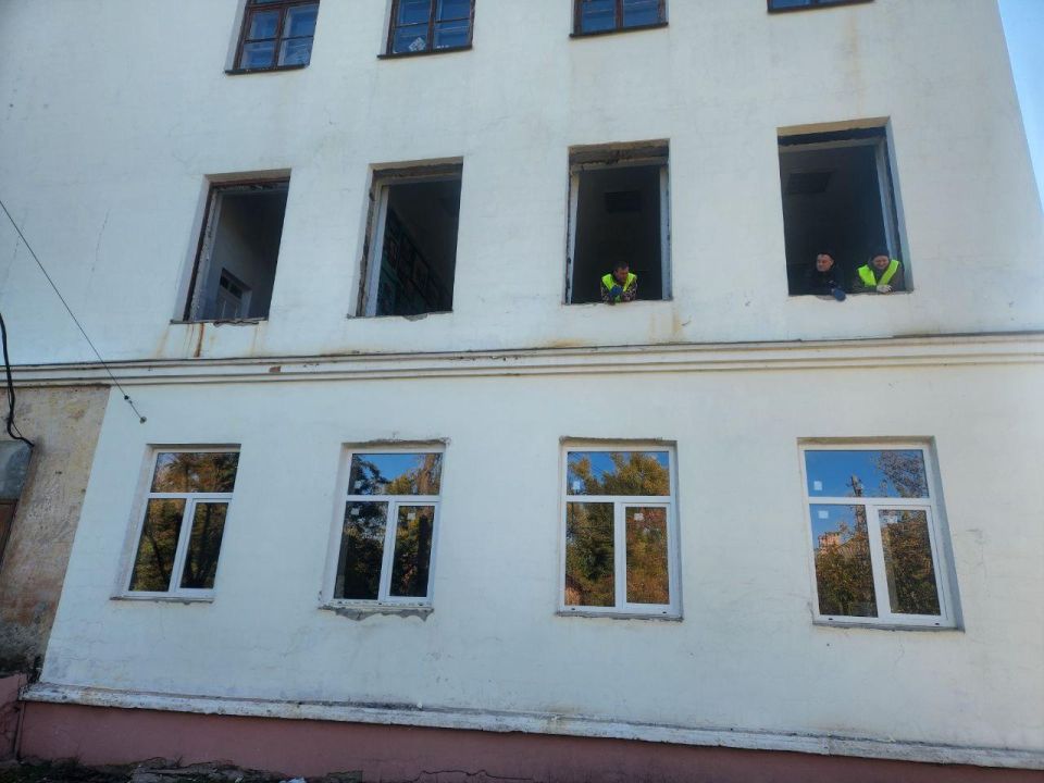 Бригада из Нижегородской области обновит окна в здании Центра детского и юношеского творчества в Харцызске Бригада из Нижегородской области обновит окна в здании Центра детского и юношеского творчества в Харцызске