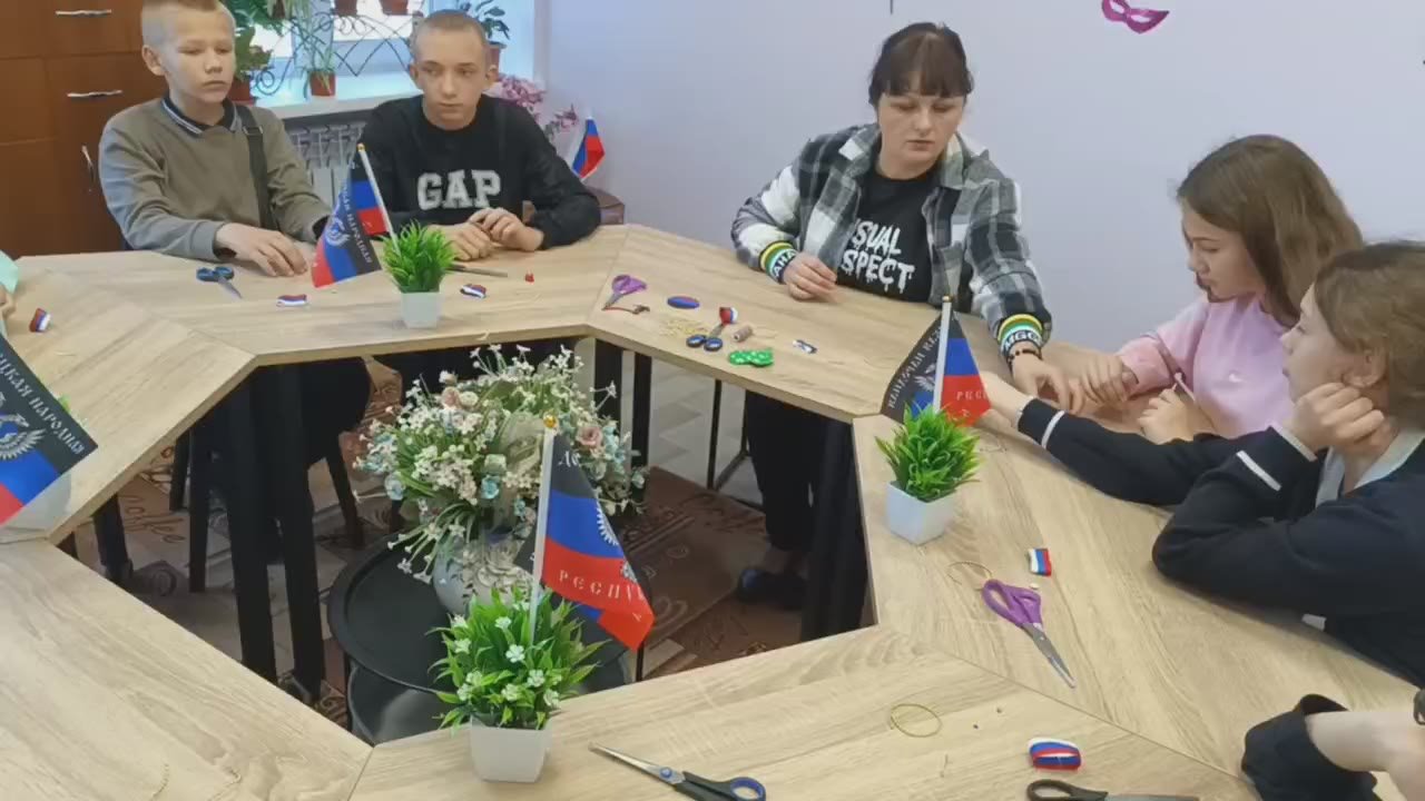 МБУ «Свободненский СДК» в преддверии праздника, посвященного Дню Флага Донецкой Народной Республики, в МБУ «Свободненский СДК» совместно с сельской библиотекой и ГБОУ "Свободненская школа" прошел мастер-класс «Цвета Страны»