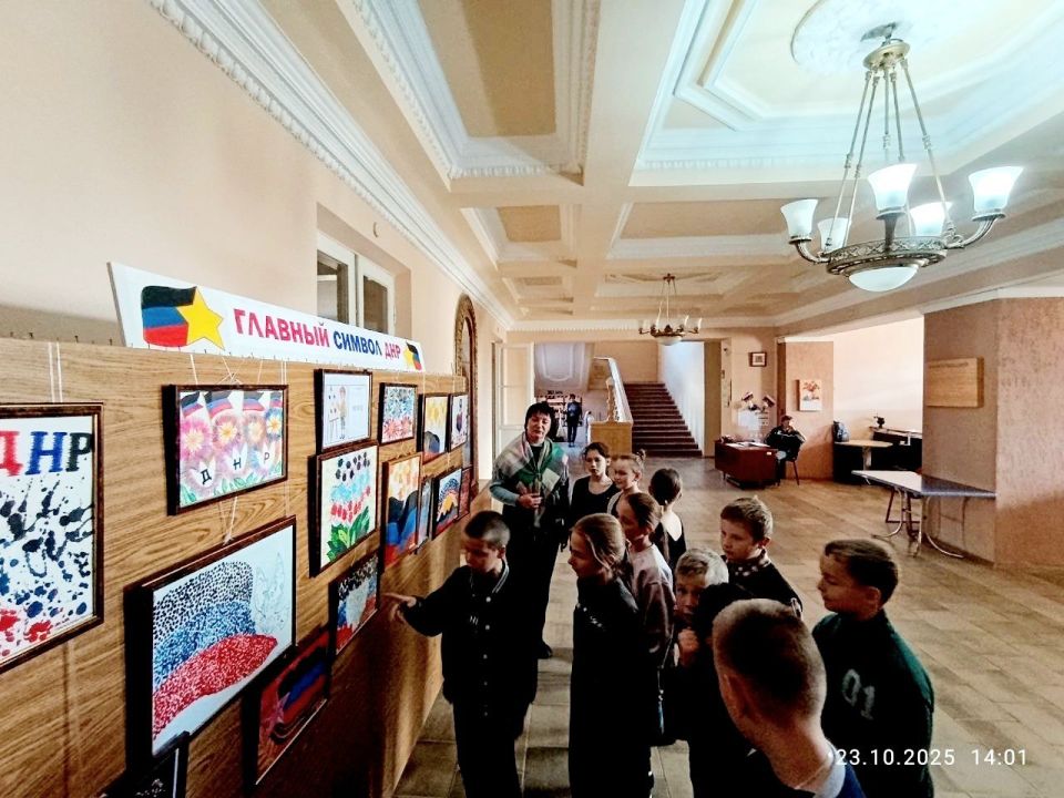 Николай Михайлов: В городе Комсомольское прошла выставка детских работ «Донбасса главный триколор» Николай Михайлов: В городе Комсомольское прошла выставка детских работ «Донбасса главный триколор»