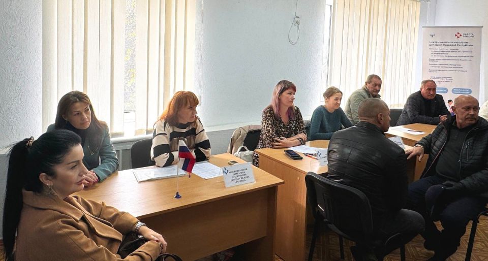 Центр занятости г. Снежное при поддержке представительства Ассоциации ветеранов СВО провёл мини-ярмарку вакансий для ветеранов боевых действий и членов их семей Центр занятости г. Снежное при поддержке представительства Ассоциации ветеранов СВО провёл мини-ярмарку вакансий для ветеранов боевых действий и членов их семей