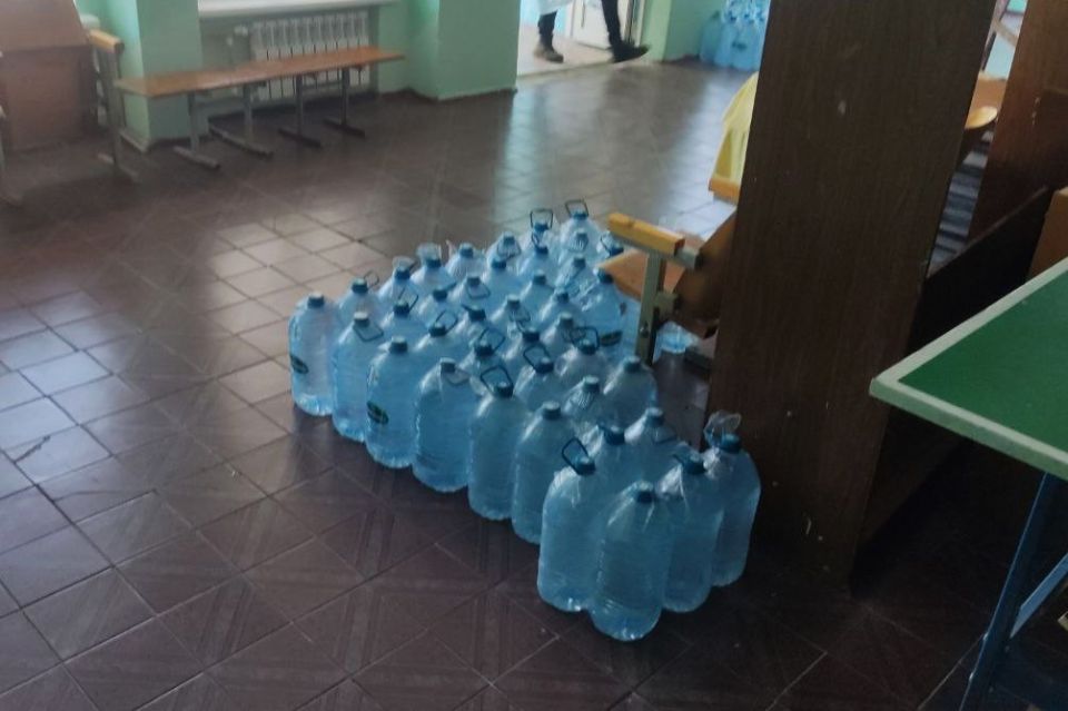В социальные учреждения Кировского поступила партия бутилированной воды В социальные учреждения Кировского поступила партия бутилированной воды