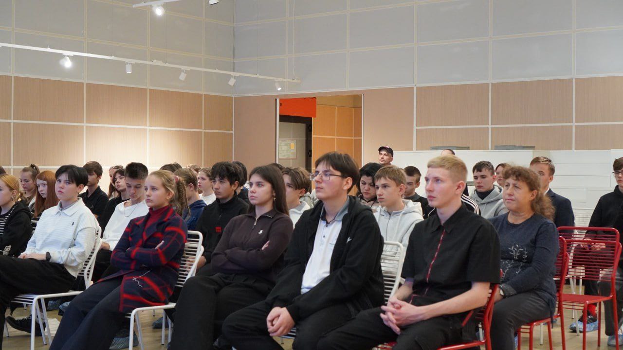 На днях известный писатель, подполковник, общественный и политический деятель Захар Прилепин посетил филиал ГБУ ДНР «Центр развития молодежных инициатив Республики» — Дом молодёжи, где встретился с инициативной молодежью... На днях известный писатель, подполковник, общественный и политический деятель Захар Прилепин посетил филиал ГБУ ДНР «Центр развития молодежных инициатив Республики» — Дом молодёжи, где встретился с инициативной молодежью...