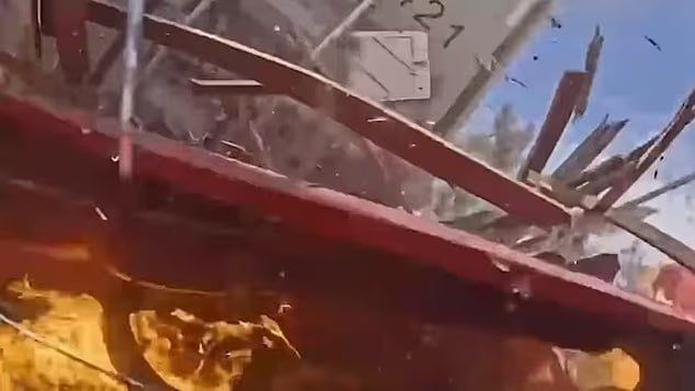 В Штатах пьяный мигрант на грузовике протаранил несколько машин на дороге, а потом врезался в те, что стояли на обочине В Штатах пьяный мигрант на грузовике протаранил несколько машин на дороге, а потом врезался в те, что стояли на обочине