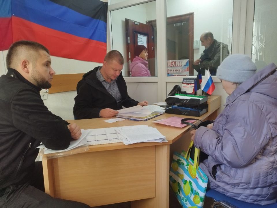 Выездной прием граждан. 23 октября Председатель Тельмановского муниципального совета Дмитрий Липчанский совместно с нотариусом и адвокатом принял участие в выездном приеме граждан в Курахово Выездной прием граждан. 23 октября Председатель Тельмановского муниципального совета Дмитрий Липчанский совместно с нотариусом и адвокатом принял участие в выездном приеме граждан в Курахово