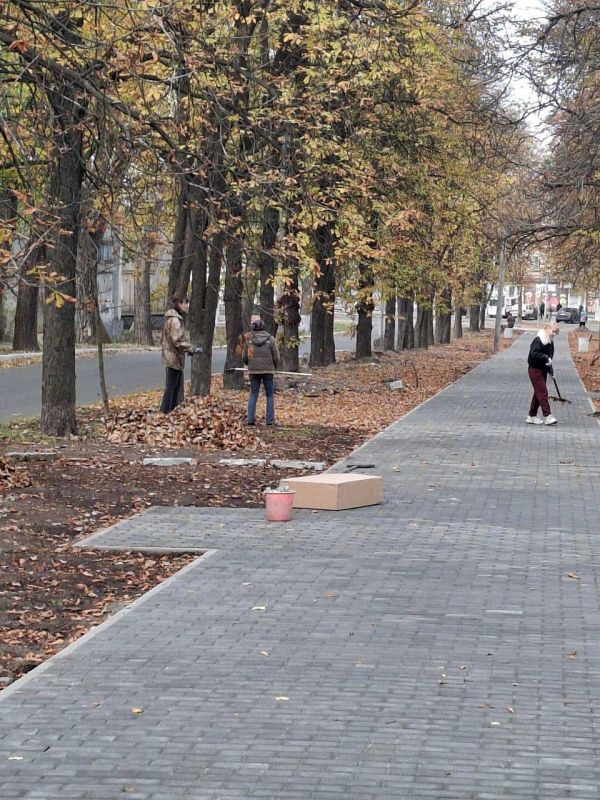 Субботник объединяет!. Сотрудники предприятий Ясиноватского муниципального округа вышли на общий субботник, чтобы сделать наш город чище и уютнее Субботник объединяет!. Сотрудники предприятий Ясиноватского муниципального округа вышли на общий субботник, чтобы сделать наш город чище и уютнее