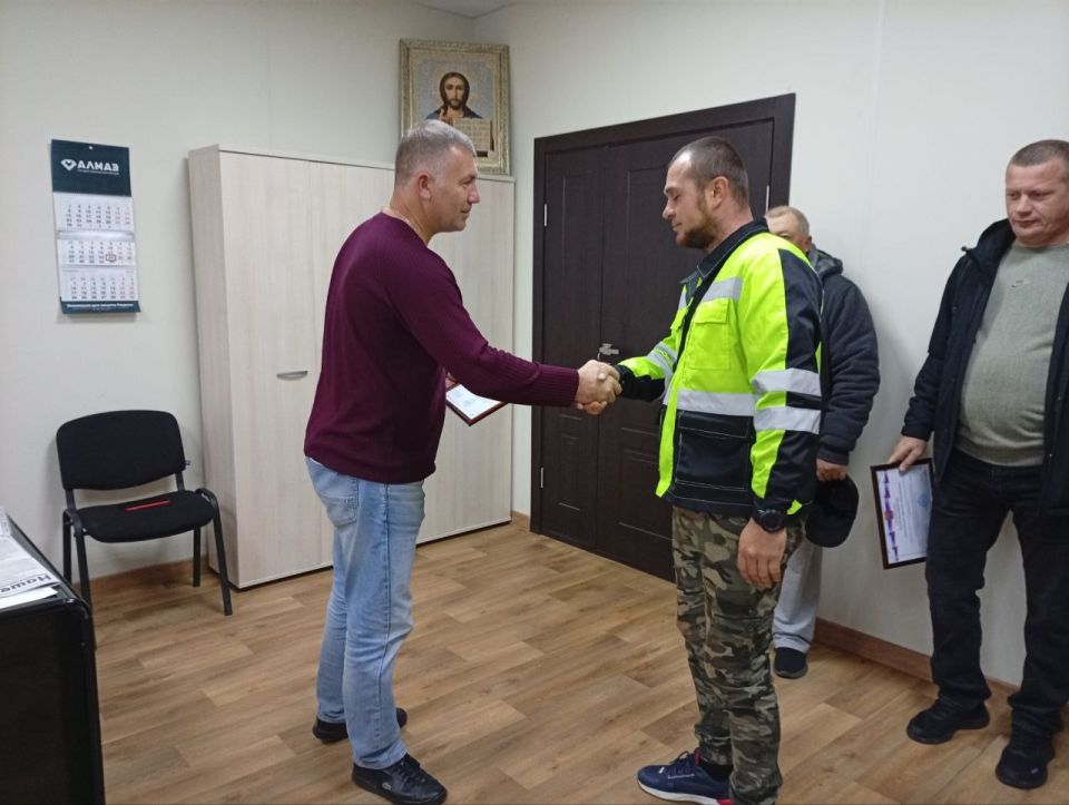 В преддверии Дня работника автомобильного и городского пассажирского транспорта, Заместитель главы администрации Волновахского муниципального округа Олег Сидоренко вручил благодарности работникам транспорта и дорожного... В преддверии Дня работника автомобильного и городского пассажирского транспорта, Заместитель главы администрации Волновахского муниципального округа Олег Сидоренко вручил благодарности работникам транспорта и дорожного...
