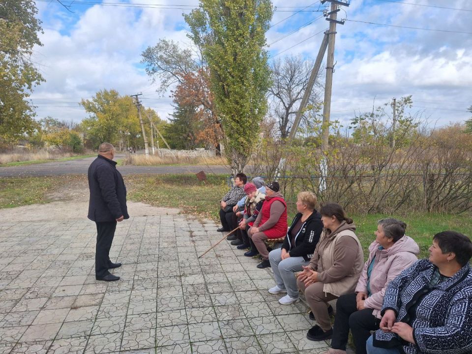 Начальник Тельмановского территориального отдела провел встречу с жителеми села Запорожец Тельмановского м. о. Были рассмотрены вопросы: Начальник Тельмановского территориального отдела провел встречу с жителеми села Запорожец Тельмановского м. о. Были рассмотрены вопросы: