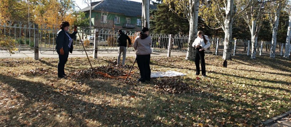 В День жёлтых листьев в ГБОУ "Мироновская школа №10 г.о. Дебальцево" прошёл осенний субботник В День жёлтых листьев в ГБОУ "Мироновская школа №10 г.о. Дебальцево" прошёл осенний субботник