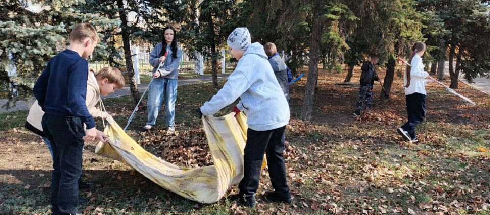 В День жёлтых листьев в ГБОУ "Мироновская школа №10 г.о. Дебальцево" прошёл осенний субботник В День жёлтых листьев в ГБОУ "Мироновская школа №10 г.о. Дебальцево" прошёл осенний субботник