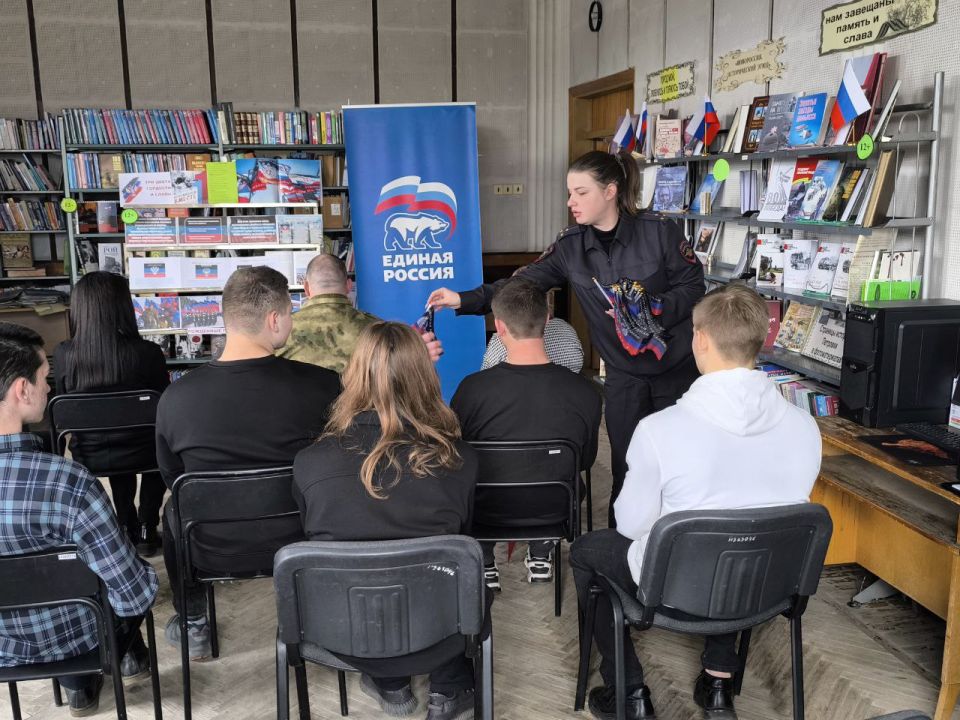 Наталья Бегуненко: В Петровском районе в «Библиотеке-филиале № 7» состоялось мероприятие приуроченное ко Дню флага Донецкой Народной Республики Наталья Бегуненко: В Петровском районе в «Библиотеке-филиале № 7» состоялось мероприятие приуроченное ко Дню флага Донецкой Народной Республики