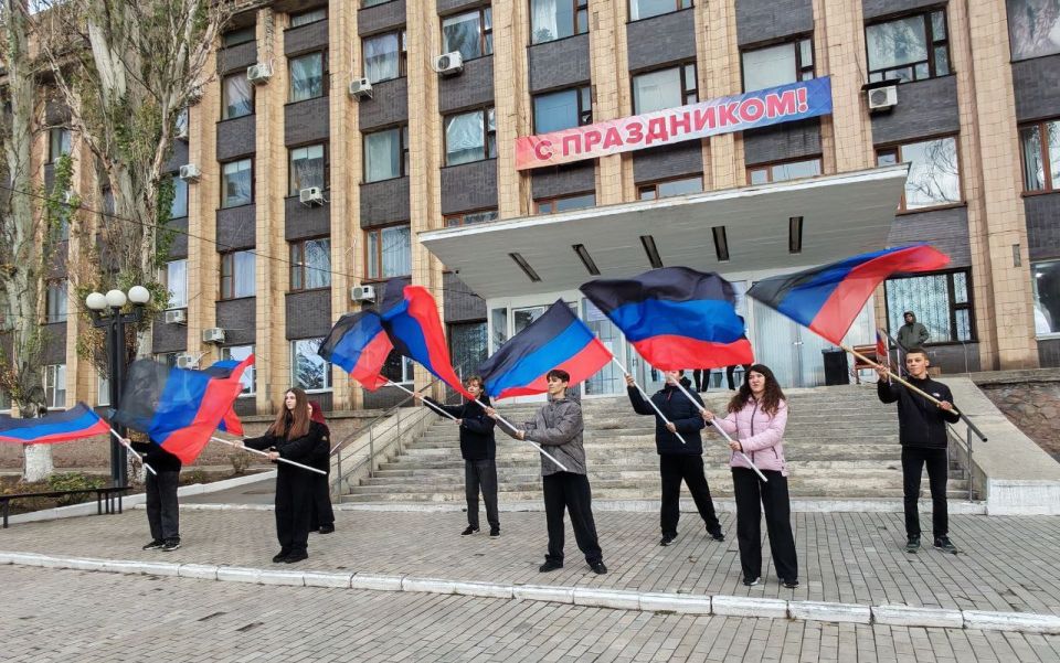 В Тореза состоялась церемония поднятия флага ДНР В Тореза состоялась церемония поднятия флага ДНР