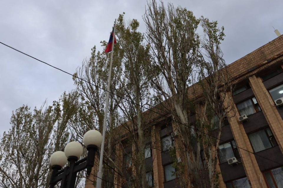 Сегодня в преддверии Дня Государственного флага Донецкой Народной Республики на главной городской площади состоялась торжественная церемония поднятия Государственного флага Донецкой Народной Республики, в которой приняли... Сегодня в преддверии Дня Государственного флага Донецкой Народной Республики на главной городской площади состоялась торжественная церемония поднятия Государственного флага Донецкой Народной Республики, в которой приняли...