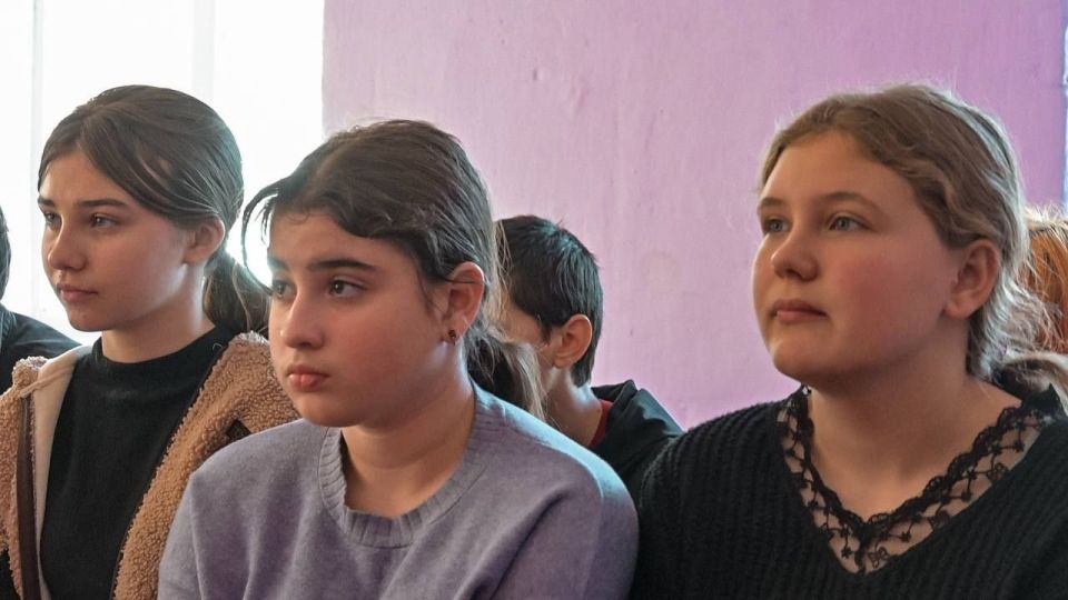 Показали знания. В преддверии праздника сектор молодёжной политики отдела молодёжи, спорта и туризма Администрации Старобешевского муниципального округа провёл в ГБОУ «Придорожненская школа Старобешевского м.о.» викторину ко... Показали знания. В преддверии праздника сектор молодёжной политики отдела молодёжи, спорта и туризма Администрации Старобешевского муниципального округа провёл в ГБОУ «Придорожненская школа Старобешевского м.о.» викторину ко...