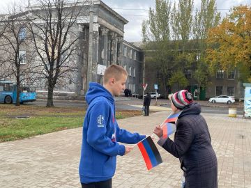 Молодёжка поздравила жителей Горловки с Днём флага ДНР