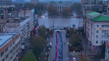 В День флага Республики развернули 200-метровый триколор