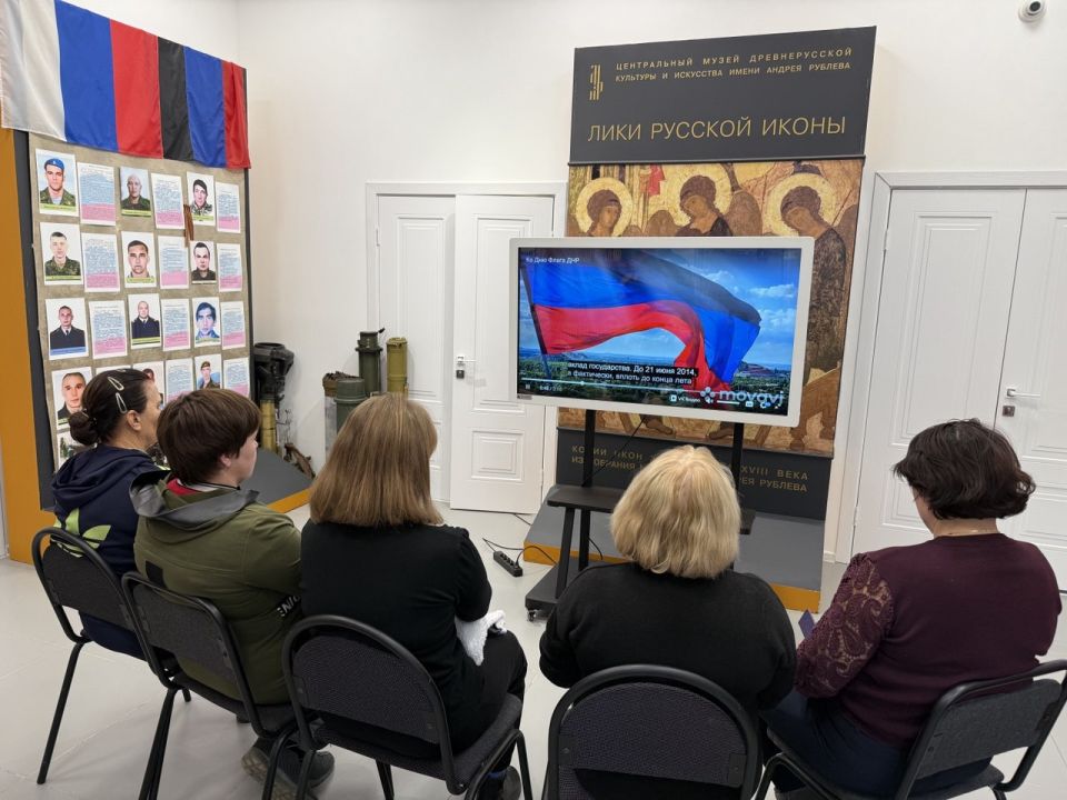 25.10.2025 г. в Волновахском окружном историко-краеведческом музее прошел просмотр видео фильма, посвященный Дню флага ДНР 25.10.2025 г. в Волновахском окружном историко-краеведческом музее прошел просмотр видео фильма, посвященный Дню флага ДНР