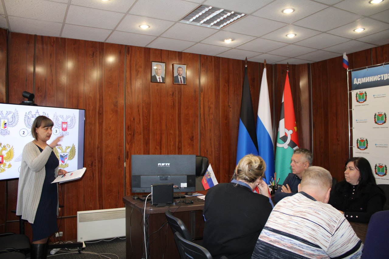 В преддверии празднования Дня флага Донецкой Народной Республики в Администрации Краснолиманского округа состоялось тематическое мероприятие "Цвета флага" В преддверии празднования Дня флага Донецкой Народной Республики в Администрации Краснолиманского округа состоялось тематическое мероприятие "Цвета флага"