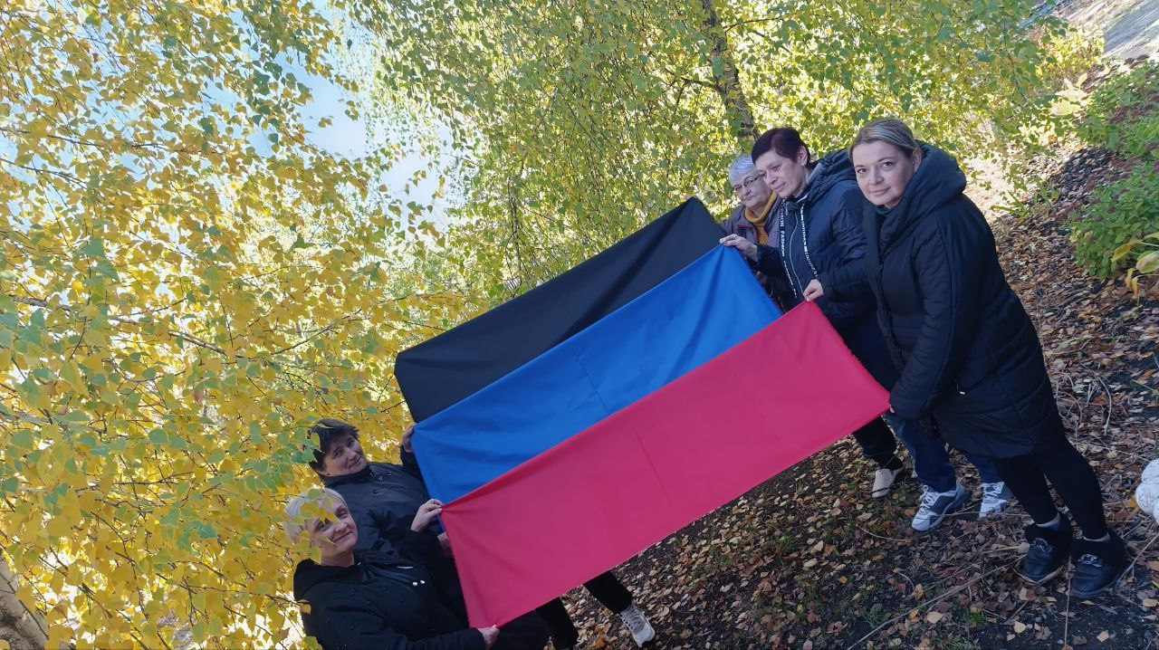 Активисты ПО № 7 Горловского местного отделения партии «Единая Россия» в рамках проекта «Культура малой Родины» ко Дню Государственного флага Донецкой Народной Республики подготовили флешмоб «Символ Республики, яркий и... Активисты ПО № 7 Горловского местного отделения партии «Единая Россия» в рамках проекта «Культура малой Родины» ко Дню Государственного флага Донецкой Народной Республики подготовили флешмоб «Символ Республики, яркий и...