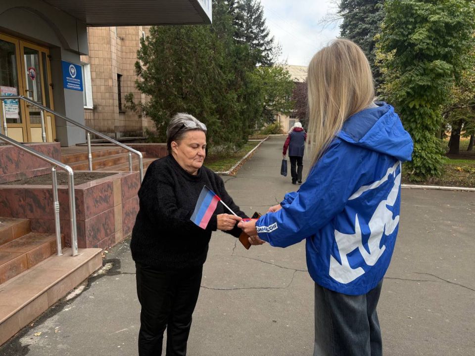 День Флага Донецкой Народной Республики, сотрудники Управы Ленинского внутригородского района и активисты партии «Единая Россия» провели акцию, в рамках которой раздавались флажки и ленточки ДНР День Флага Донецкой Народной Республики, сотрудники Управы Ленинского внутригородского района и активисты партии «Единая Россия» провели акцию, в рамках которой раздавались флажки и ленточки ДНР