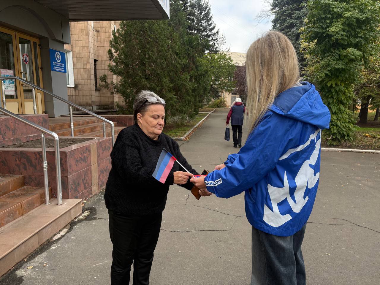 В  День Флага Донецкой Народной Республики, сотрудники Управы Ленинского внутригородского района и активисты партии «Единая Россия» провели акцию, в рамках которой раздавались флажки и ленточки ДНР В  День Флага Донецкой Народной Республики, сотрудники Управы Ленинского внутригородского района и активисты партии «Единая Россия» провели акцию, в рамках которой раздавались флажки и ленточки ДНР