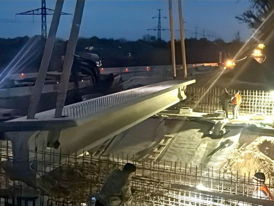 В рамках капитального ремонта моста через реку Скелевая на участке автодороги Светлодарское - Мироновка - /на Попасную/ выполнен монтаж пролетного строения В рамках капитального ремонта моста через реку Скелевая на участке автодороги Светлодарское - Мироновка - /на Попасную/ выполнен монтаж пролетного строения
