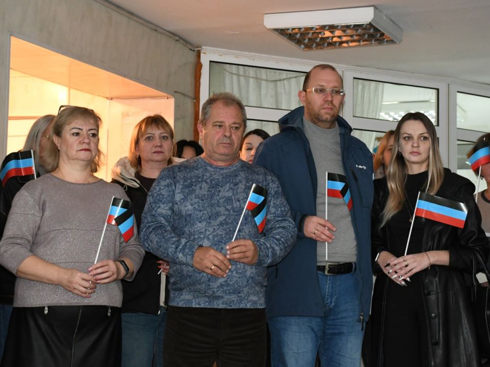 Под знаменем единства: В Кировском прошло мероприятие ко Дню флага ДНР Под знаменем единства: В Кировском прошло мероприятие ко Дню флага ДНР